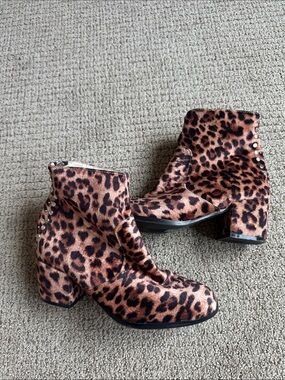 Dolce Vita Benny leopard Print Chunky Heel stud detail booties!
